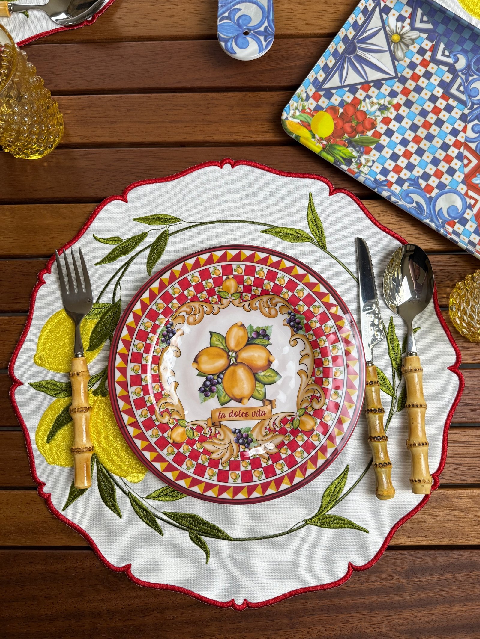 Limon Desenli Nakışlı Yuvarlak Amerikan Servis – Kırmızı Kenarlı