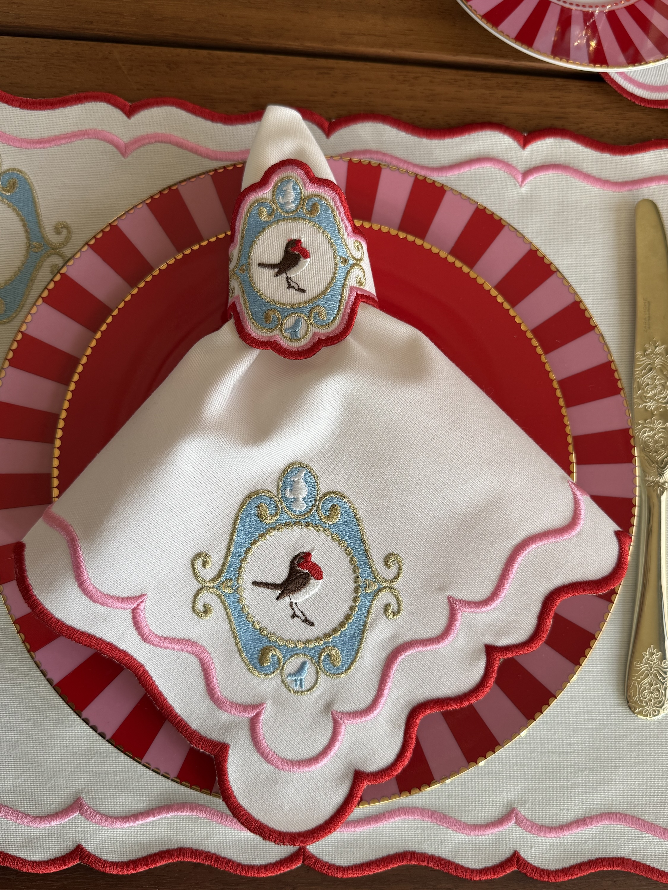 Kırmızı Verona Amerikan Servis