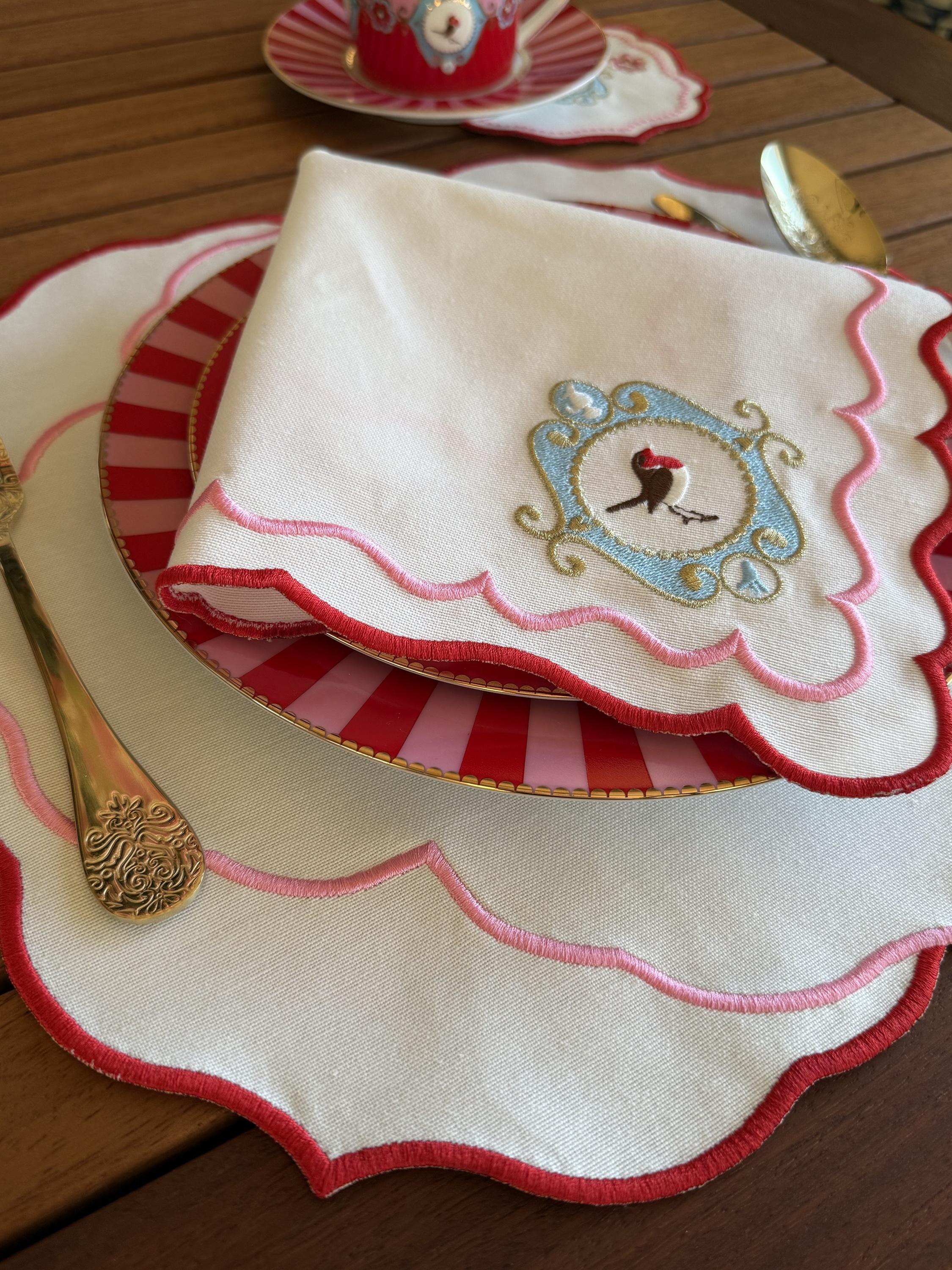 Kırmızı İnora Amerikan Servis