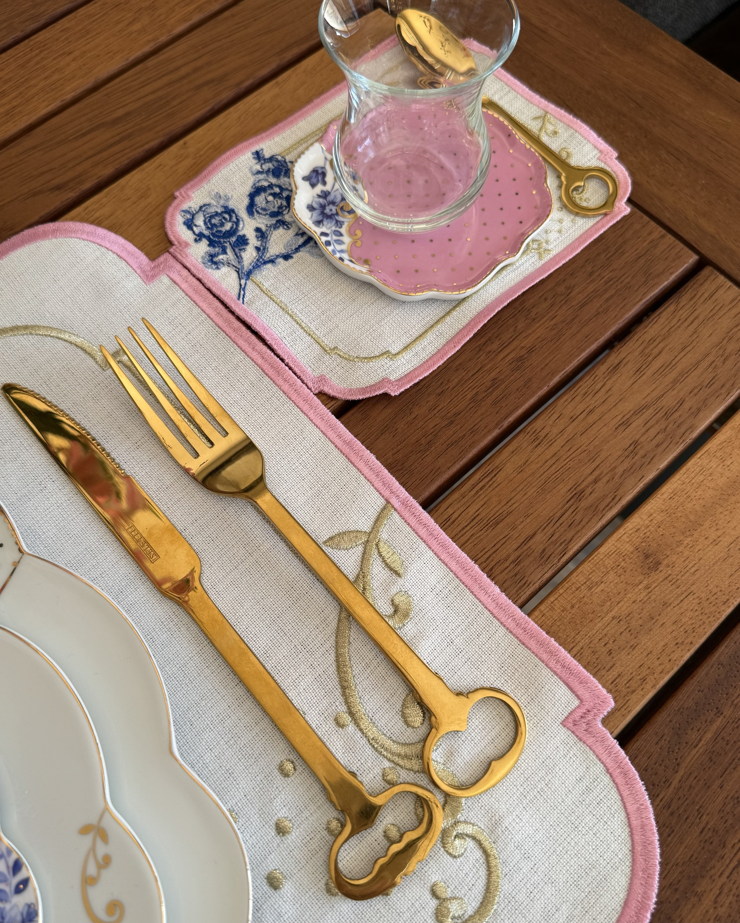 Royal Pinked Amerikan servis